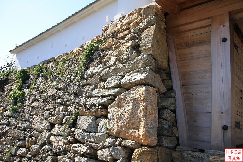 天守門の左右両側とも隅石に巨石が用いられている。いわゆる鏡石と呼ばれるもので、城主の力を誇示するものである。