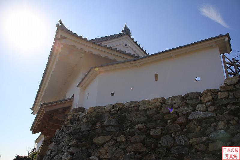 浜松城 天守門 天守門の左右に9mずつ土塀が復元されている。写真は右側の土塀
