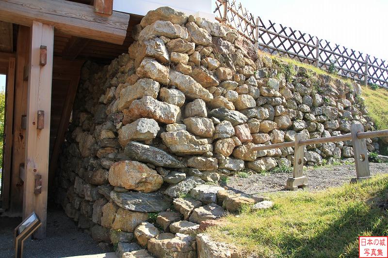 浜松城 天守門 天守門内側から右手の石垣を見る。隅部は完全ではないものの算木積みのような積み方