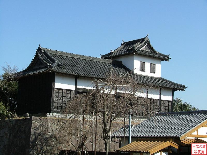 掛川城 太鼓櫓 城内から見る太鼓櫓。太鼓櫓は嘉永七年(1854)の大地震後に建てられたもので、数度の移築を経て、昭和30年(1955)に三の丸からここに移築された。