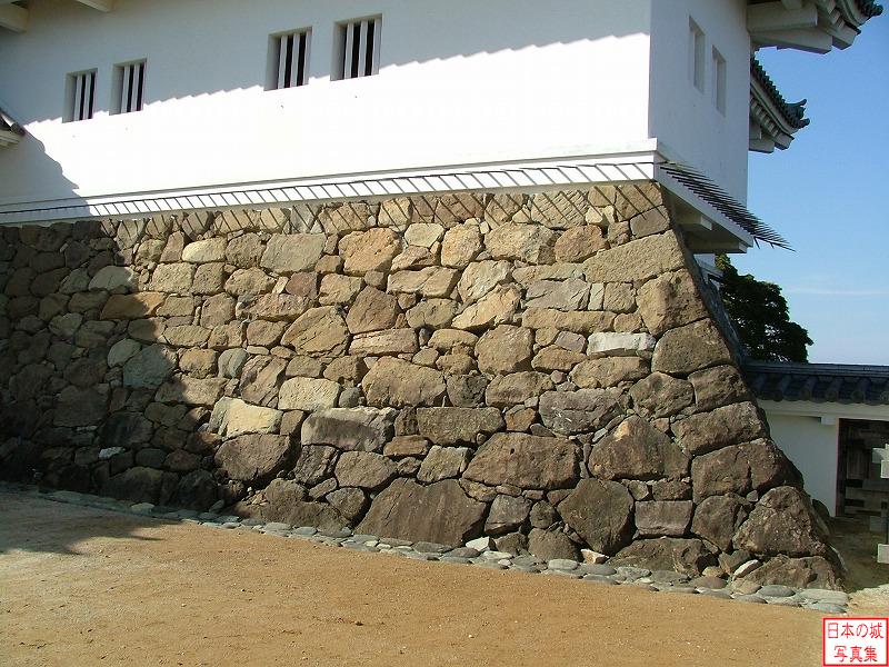 天守台石垣。写真に見える南面は往時の天守台の地元産の石から状態の良いものを選んで使用。他の面は愛知県幡豆町産の花崗岩が用いられている。