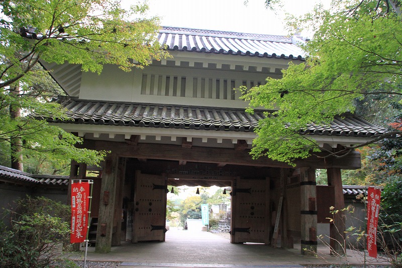 油山寺山門（かつての掛川城の大手二之門）を内側から。櫓門形式で、内側外側両方に軒屋根があるのは珍しいとのこと。