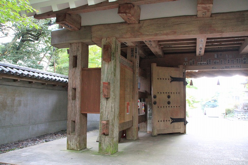 油山寺山門（かつての掛川城の大手二之門）の内側、内側から見て左手のようす。