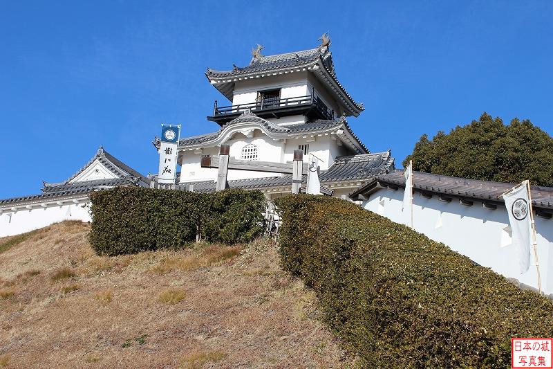 掛川城 天守への道 本丸への階段から見る天守