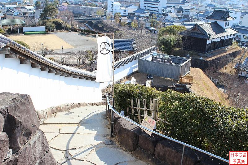 掛川城 天守への道 天守への階段を見下ろす。板で囲われた照明が載っているのが腰櫓台。
