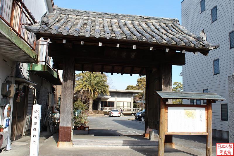 円満寺山門。蕗の門とも呼ばれる。かつては掛川城内堀脇にあった。明治五年に円満寺に移築された。
