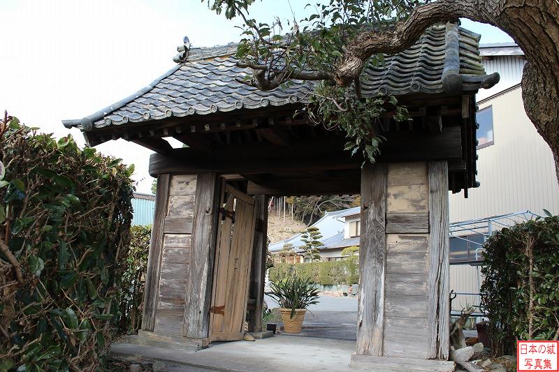 龍雲寺裏門。掛川駅から東海道本線沿いに東に向かうと現れる龍雲寺に掛川城の城門だったと伝わる門がある