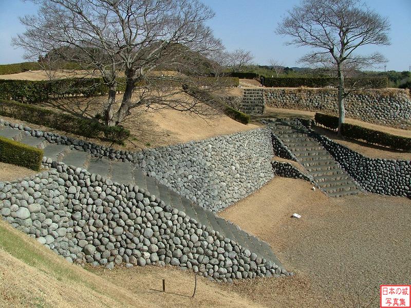 横須賀城 本丸下（上段） 西の丸から本丸下を見る