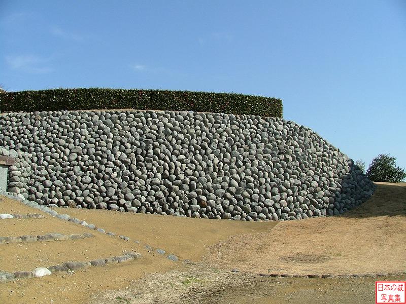 横須賀城 本丸下（上段） 整然と積み上げられた丸石