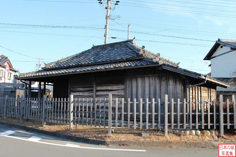 横須賀城 移築番所 移築番所。もとは東大手門の外の番所で、安政三年(1856)に建てられたものである。