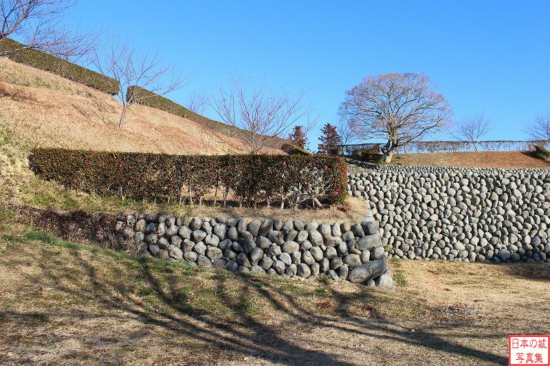 横須賀城 本丸下（下段） 本丸下の切岸と石垣