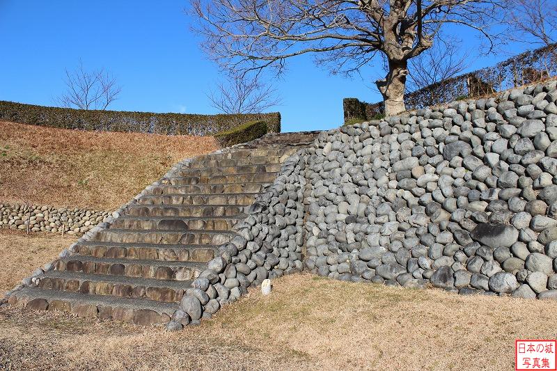 横須賀城 本丸下（上段） 丸石垣と階段。この階段は発掘調査では発見されなかったが、絵図と遺構を検証して設置されたとのこと。