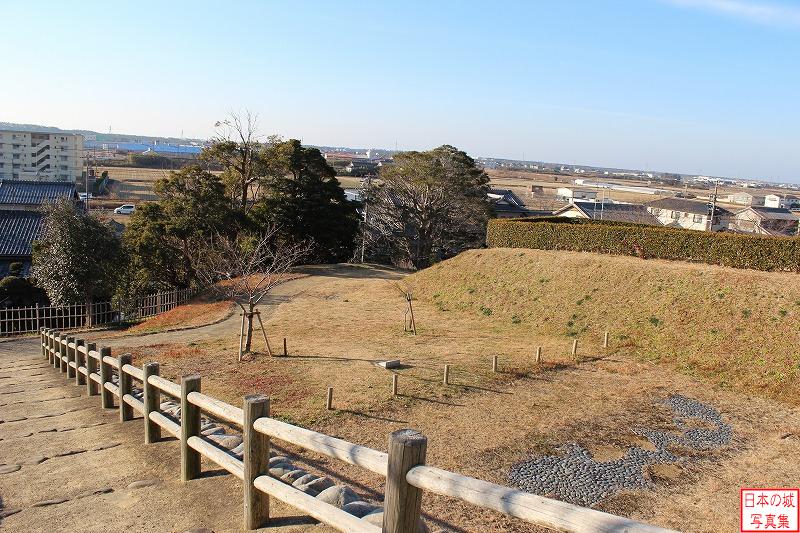 横須賀城 本丸東側 本丸東側から下る坂道から見下ろす