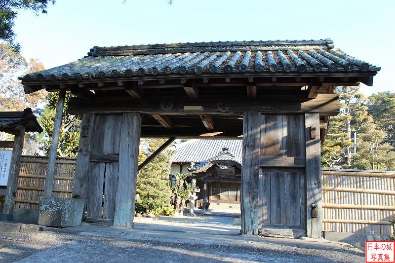 撰要寺山門。横須賀城二の丸不開門を廃城時に移築したもの。門には丸に立葵の家紋がついているので、本多利長が横須賀城主であった正保二年(1645)から天和二年(1682)の間に築かれたものである。