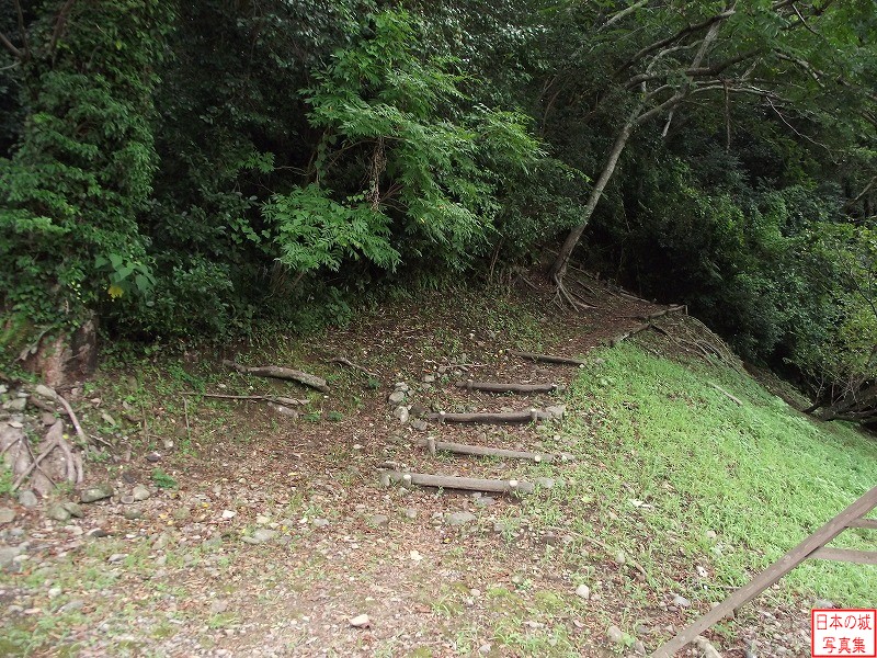 安芸城 城内 城内中央には丘があり、丘の上に本丸が設けられていた。階段を上ると本丸に至る