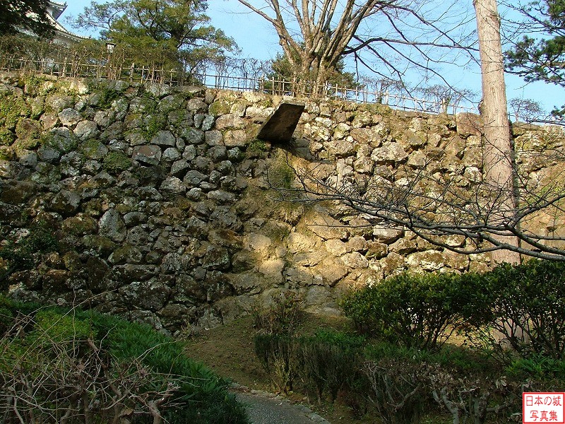 杉の段へ登る階段から見える石樋。排水が直接石垣に当たらないようにする構造。高知城内に16箇所あるというが、雨の多い土佐ならではの設備でもある。