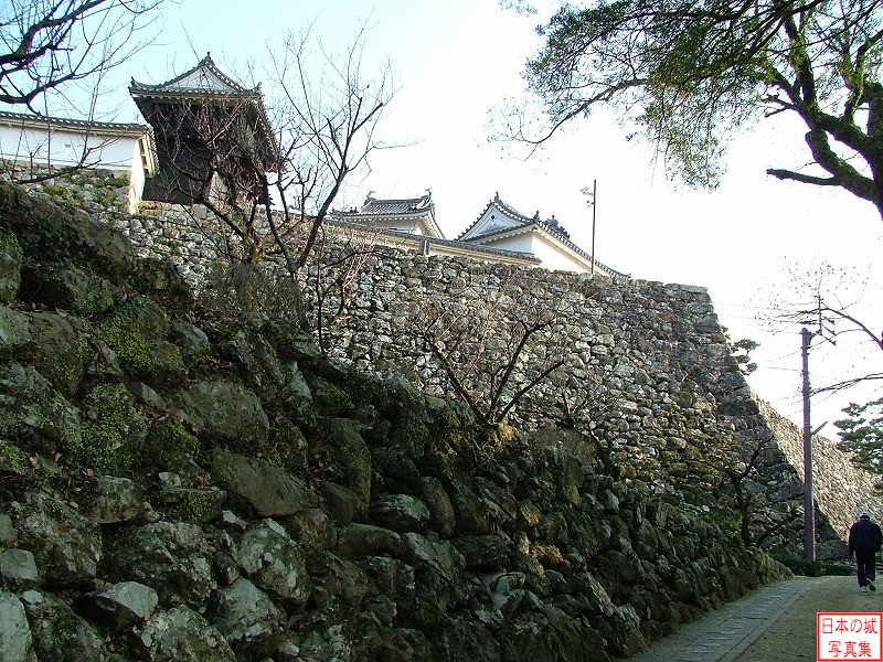 高知城 本丸黒鉄門 梅の段から見上げる本丸黒鉄門。黒鉄門が石垣上に乗る