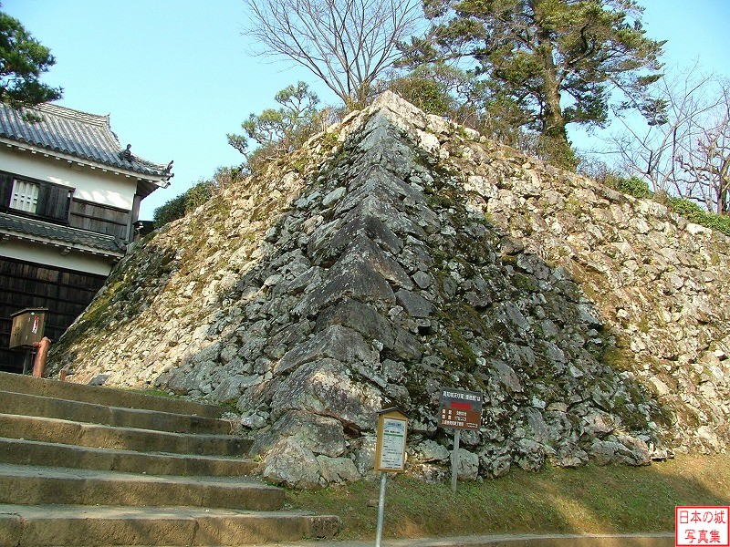 高知城 二の丸 鉄門付近から見る二の丸石垣。左に見えるのが詰門