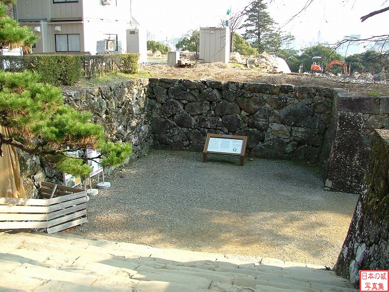 高知城 鉄門跡 鉄門跡の枡形を見下ろす。かつて枡形には門を守る塀が詰める番所があった。