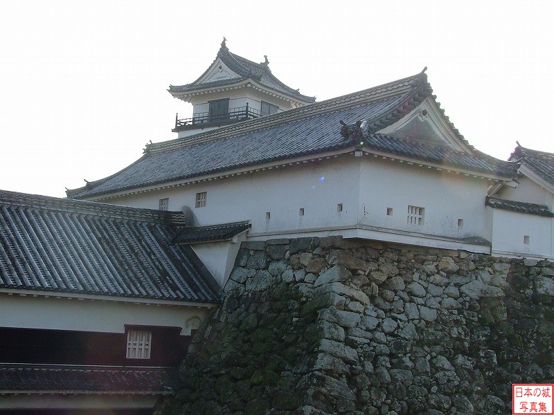 高知城 本丸廊下門 本丸廊下門を二の丸から見る。左下には詰門、上には天守が見える