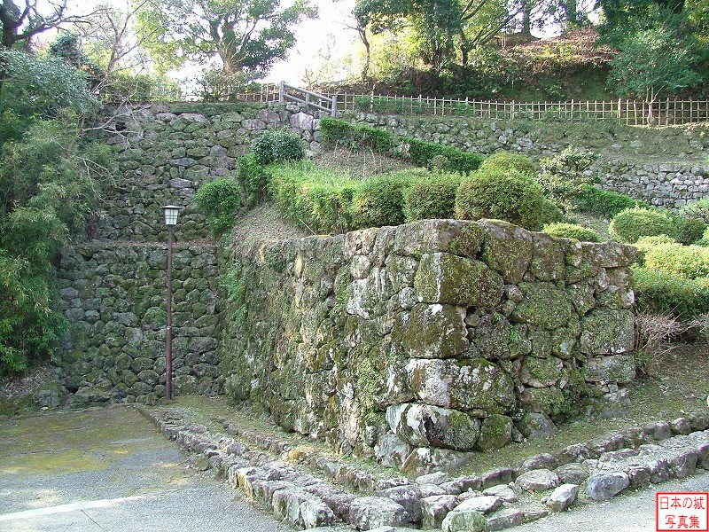 高知城 杉の段 杉の段へ登る階段脇の石垣と、かつての鐘撞堂跡