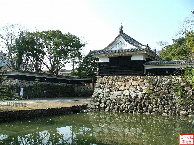 高知城 追手門 水堀越しに見る追手門側面。門の前のスペースの周囲を塀が囲んでいるのが見える。