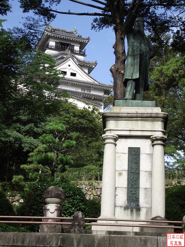 高知城 杉の段 追手門を入り程なくしてある板垣退助像と天守。板垣退助は高知城下の上士の家に生まれ、日本の自由民権運動を指導した。
