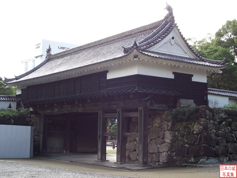 高知城 追手門 追手門を城内から見る。櫓門が石垣上から張り出し、木の柱で支えられている掛け造り構造になっている。