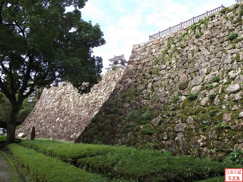杉の段から見る三の丸東側石垣。石垣の合間から天守が覗く。この石垣は高知城の築城開始（慶長六年(1601)）から10年後に完成した野面積みの石垣。慶安三年(1650)、宝永四年(1707)に地震や豪雨で石垣が崩壊し修理された記録がある。