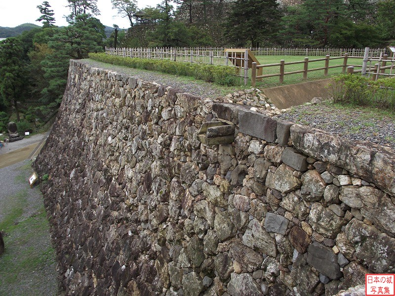 高知城 三の丸 三の丸石垣から排水溝が飛び出しているのが見える