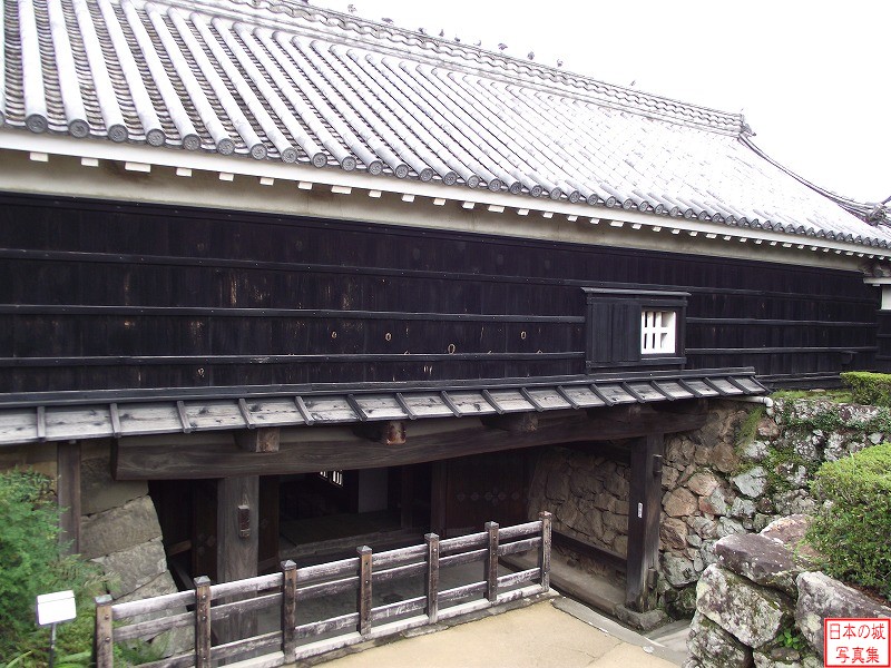 高知城 本丸廊下門 廊下門を本丸から見る。門の下の空間は、二の丸から詰門上を通って本丸に出てくるところ。