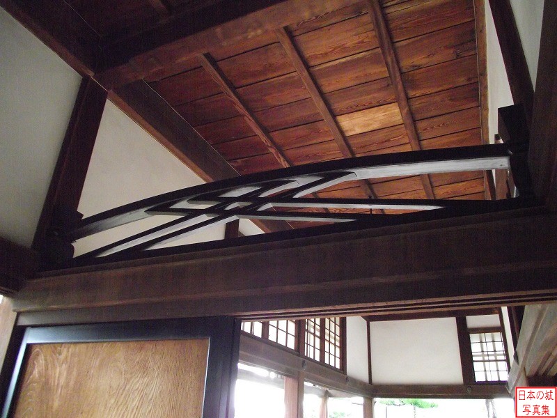 高知城 本丸御殿内 本丸御殿の竹の節欄間。現地看板の解説によると「竹の節上の繰形を持った束で構成される欄間意匠」とのこと。