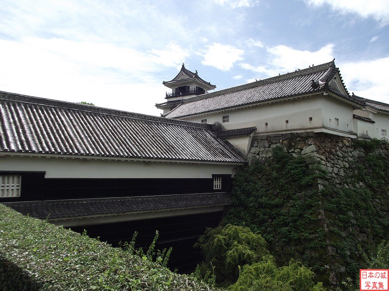 高知城 詰門 二の丸から見た詰門(左)と天守(中央)、廊下門(右奥)