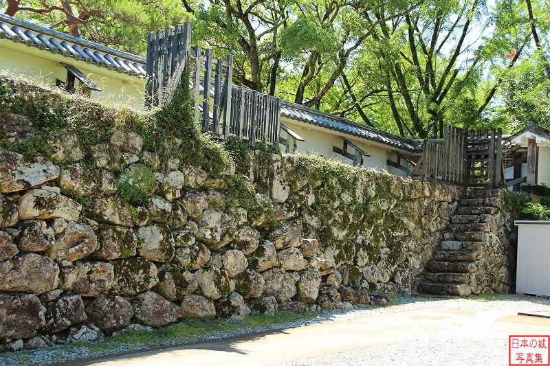高知城 追手門 追手門内の石垣。石垣上に登るための雁木状の階段が見える
