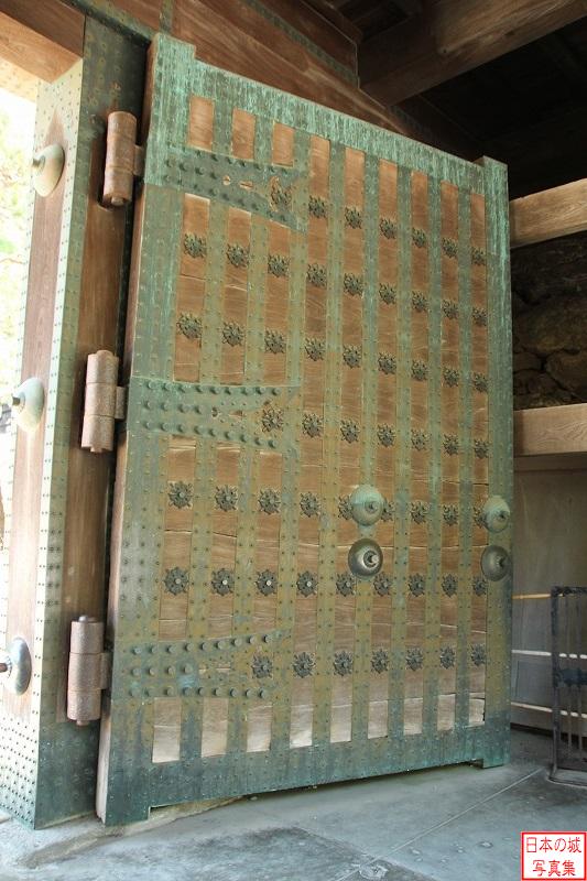 高知城 追手門 追手門の門扉。門扉や、門扉が取り付けられている柱には筋状の金属が取り付けられ強度を高めている。
