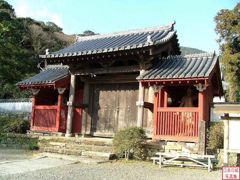 万松院の山門。元和元年(1615)の建造。