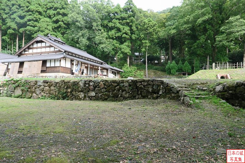 坂を登ると佐柿町奉行所跡。若狭国吉城歴史資料館が建つ