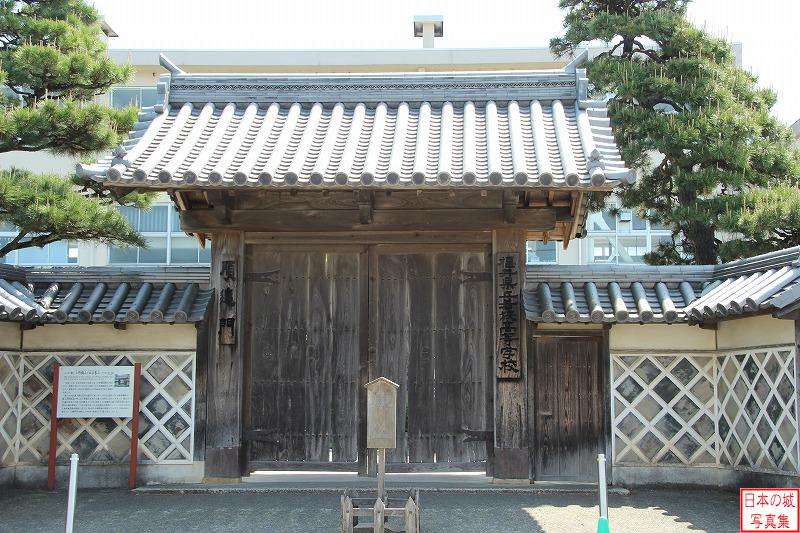 小浜城 旧順造館正門 旧順造館正門。順造館は小浜藩の藩校で、この門は天保5年(1834)に建てられたもの。現在は若狭高校に移築されている。