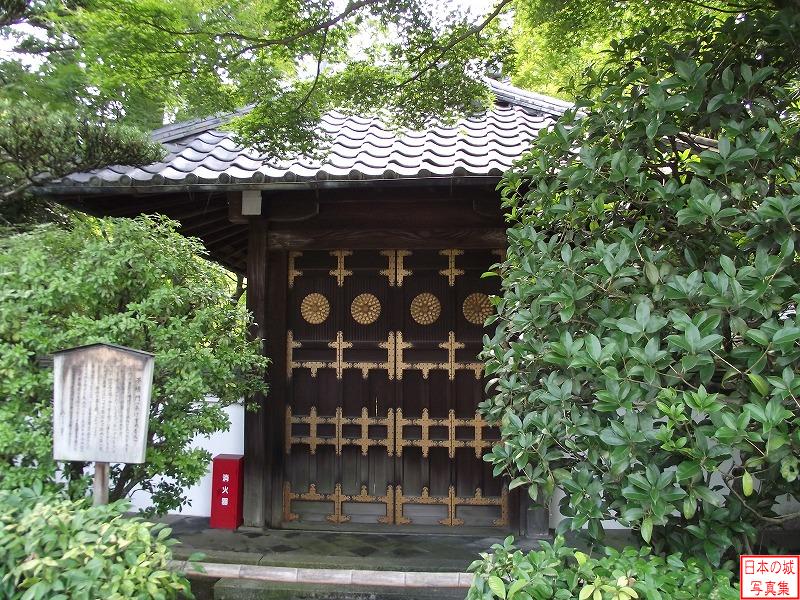 不明門。秀吉時代の伏見城の遺構で、現在は京都市内南禅寺近く白川通り沿いに移築されている。