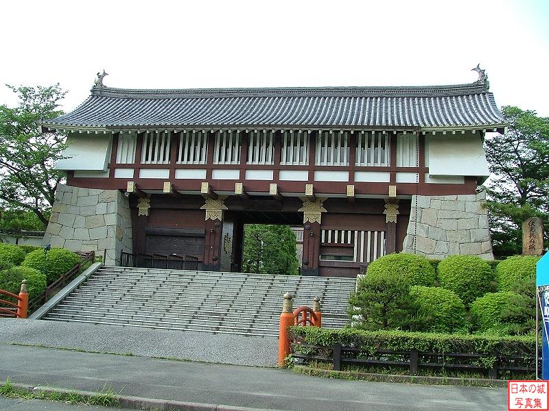 門。2003年に閉園した伏見桃山城キャッスルランドの建物。往時の城とは無関係
