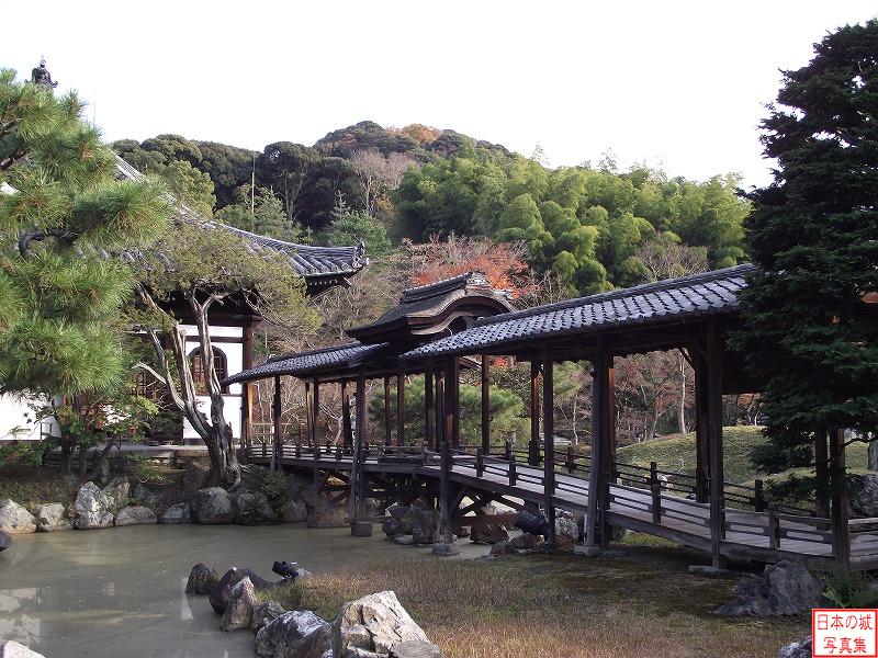 高台寺観月台。伏見城から移築されたもの。庭は小堀遠州の作。庭の上を廊下橋が架けられており、観月台はその中央に位置する。
