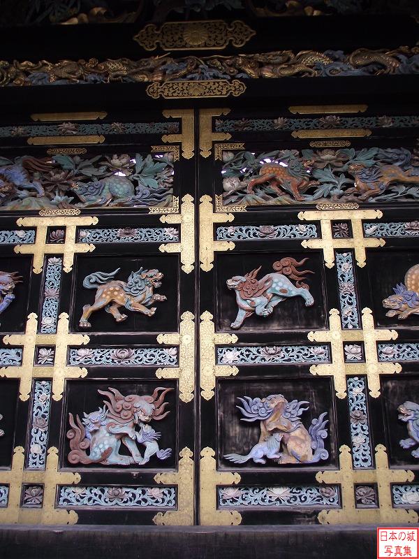 伏見城からの移築建築の西本願寺・唐門。門扉にも彫刻が施される