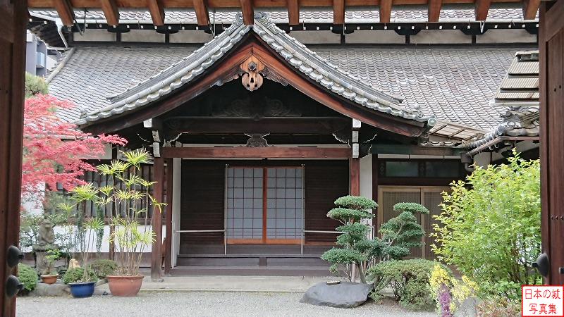 京都駅から至近にある正行院の本堂は伏見城が廃城される際に徳川家光によって寄進されたものと伝わる。門の間から建物が見える。一般の見学客は受け入れていない。