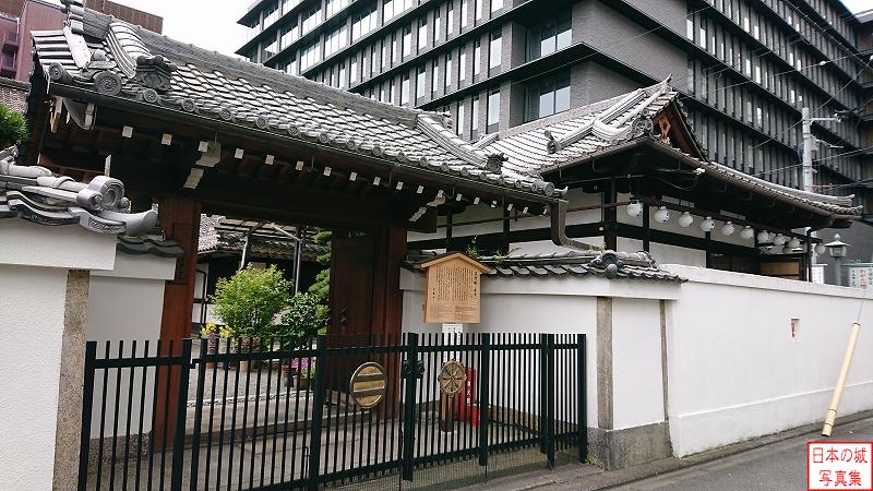 京都駅から至近にある正行院の本堂は伏見城が廃城される際に徳川家光によって寄進されたものと伝わる。門の右には輪型地蔵がある。写真右手には京都駅が徒歩数分の距離にある