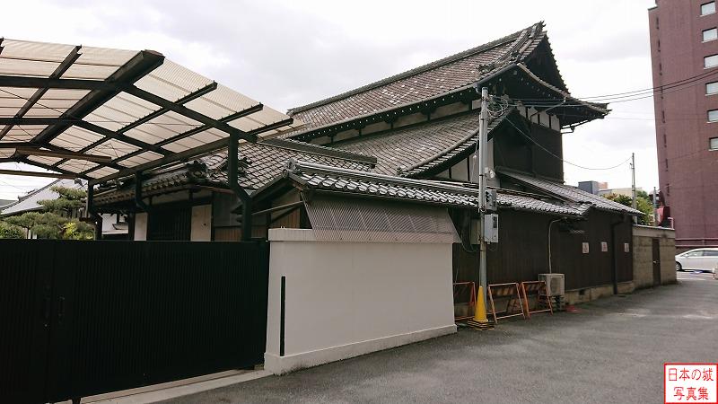 京都駅から至近にある正行院の本堂は伏見城が廃城される際に徳川家光によって寄進されたものと伝わる。奥側には相当高層の建物がある。由緒ある建物のようにも思えるが、これが伏見城からの移築建築なのだろうか。