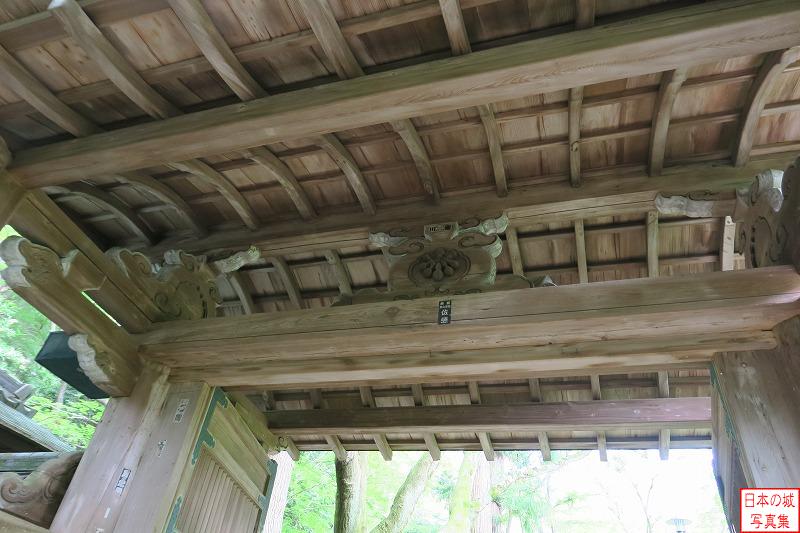 兵庫県神戸市の有馬温泉近くにある瑞宝寺公園に移築されている旧伏見城門の屋根を見る。明治元年(1868)に伏見城から瑞宝寺に移築されたが、瑞宝寺は明治6年(1873)に廃寺された。