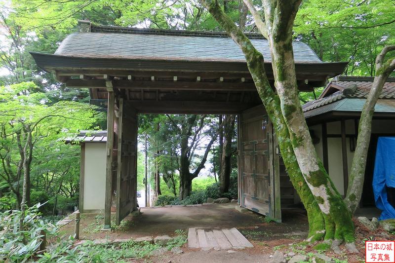 兵庫県神戸市の有馬温泉近くにある瑞宝寺公園に移築されている旧伏見城門を内側から見る。昭和51年(1976)に改修が行われ、瓦葺から銅葺に改められた。