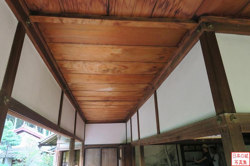 伏見城 移築建築（宝泉院） 宝泉院。京都市北部の大原にある寺。ここの書院廊下の天井は伏見城から移された血天井である。