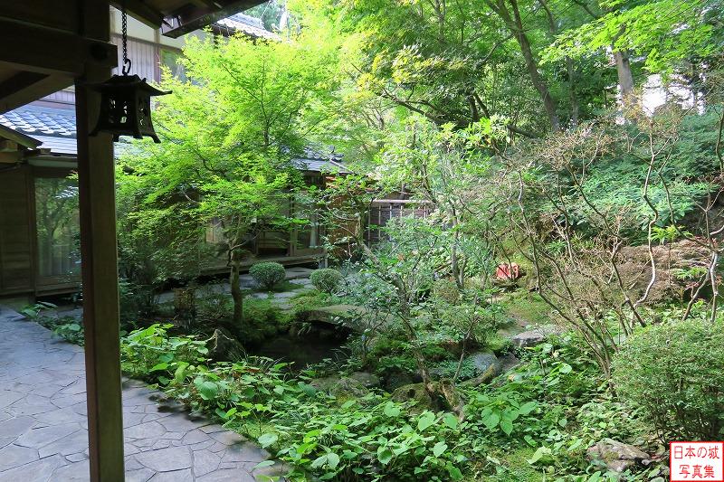 宝泉院。京都市北部の大原にある寺。ここの書院廊下の天井は伏見城から移された血天井である。宝泉院の書院から見る庭