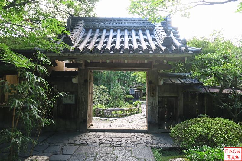 伏見城 移築建築（宝泉院） 宝泉院。京都市北部の大原にある寺。ここの書院廊下の天井は伏見城から移された血天井である。